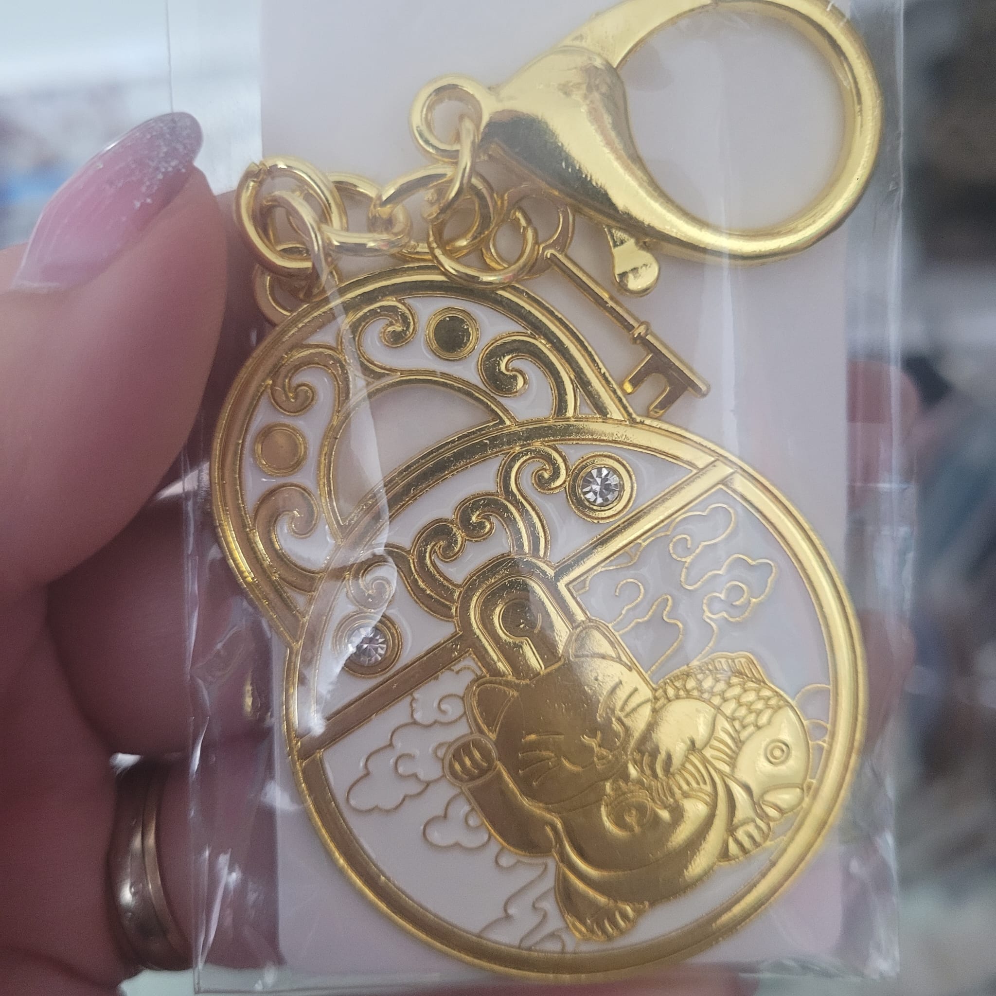 amuleta lacatele bogatiei Amuletă Feng Shui din Metal Solid - Lacătele Bogăției cu Maneki Neko - imagine 1