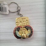 Breloc cu Simboluri Egiptene – Scarabeu Colorat pe Tăbliță cu Hieroglife