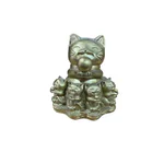 Decorațiune Feng Shui – Pisica Maneki Neko cu Pui  (7,9 cm)
