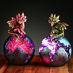 Decor Baby Dragon pe Geodă cu LED – 12,5x7,5x8 cm