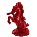 Decorațiune Feng Shui Cal Roșu cu Pepită – Rășină, 7 × 4 × 10 cm