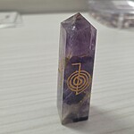 Obelisc Reiki din Ametist cu simboluri aurii – armonie, protecție și energie înălțătoare