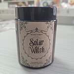Lumânare Parfumată Moon Omen – Solar Witch (Șofran, Oud & Vanilie), 150 gr