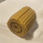 Lumânare cilindrică din ceară naturală de albine – Fagure, 5 × 5 cm - imagine 2