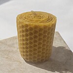 Lumânare cilindrică din ceară naturală de albine – Fagure, 5 × 5 cm